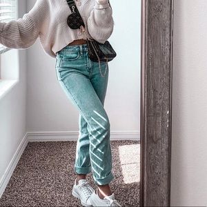 Hollister Ultra High-Rise Mom Jean